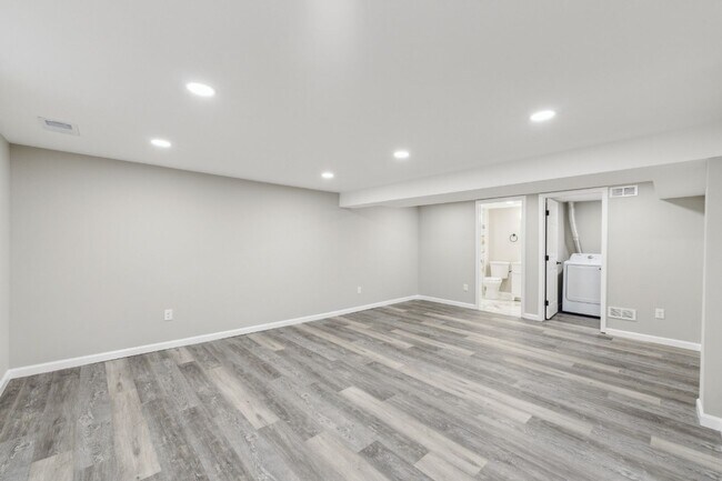 Building Photo - Charming 3 Bed 2.5 Bath Interior Townhome ...