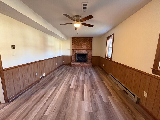 Building Photo - Spacious split level in Campell County near Waterlick/Leesville Rd