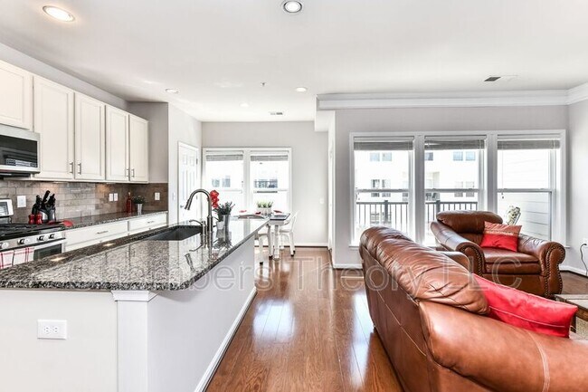 Building Photo - 2942 Finsbury Pl