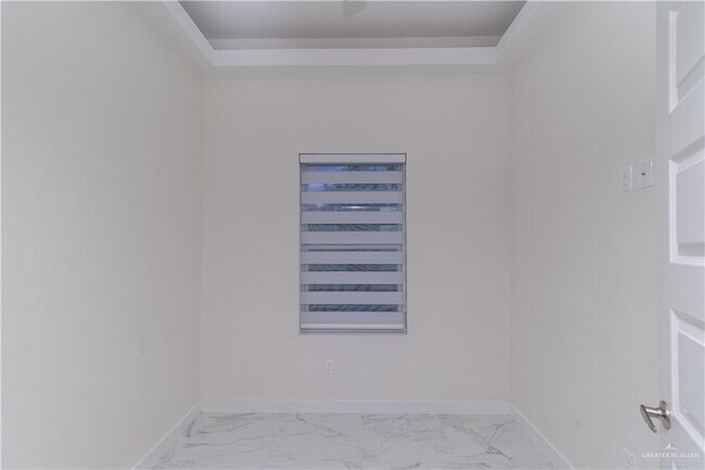 Building Photo - 10 W Kiwi Ave