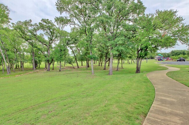 Building Photo - 323 Chisholm Trail