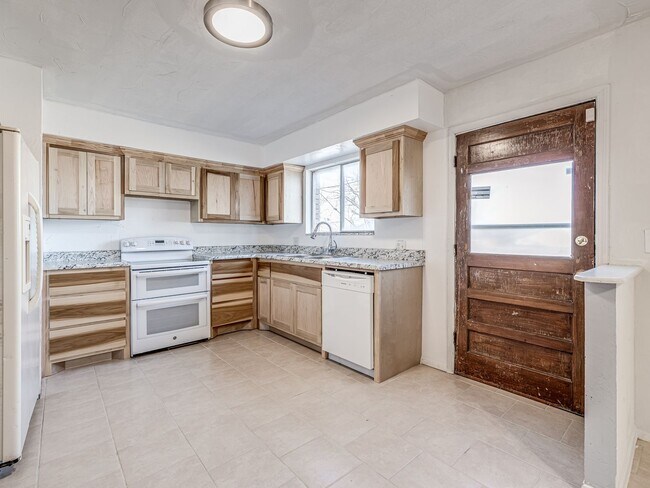 Building Photo - Updated in NE OKC for rent! Minutes to Broadway Extension/235 and Downtown!