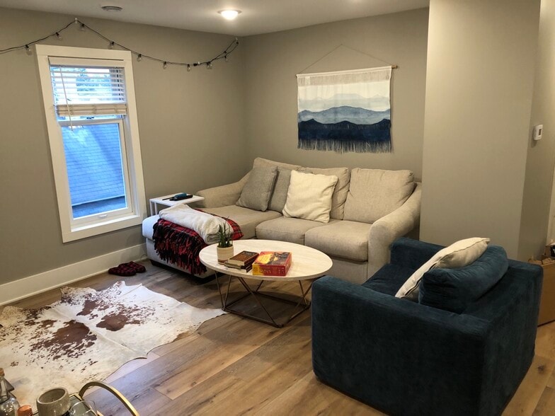 Building Photo - 552 Union St SE