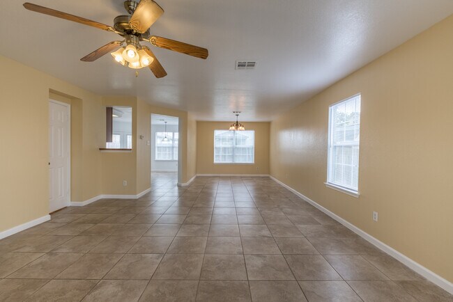 Building Photo - Spacious 4-Bedroom Home in Prime Round Roc...