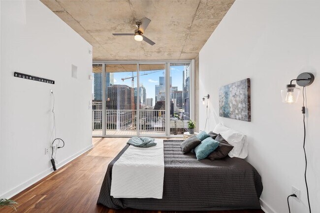 Building Photo - 360 Nueces St