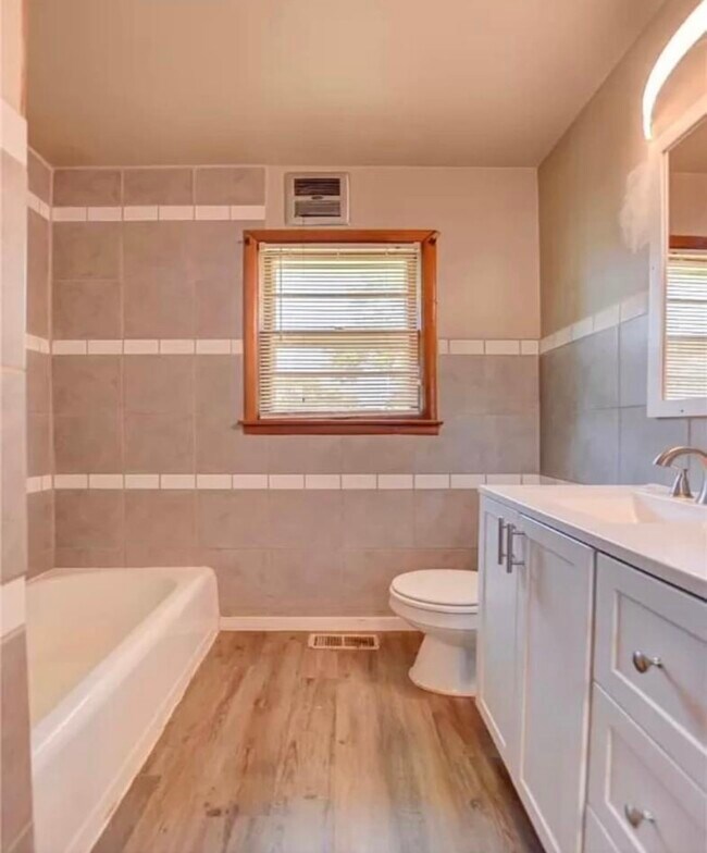 Building Photo - Lincoln Ave