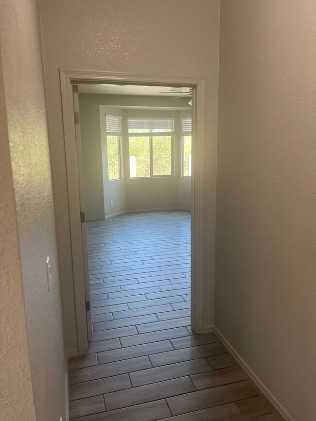 Building Photo - Beautiful Like New 4 Bedroom 3 Bathroom ho...