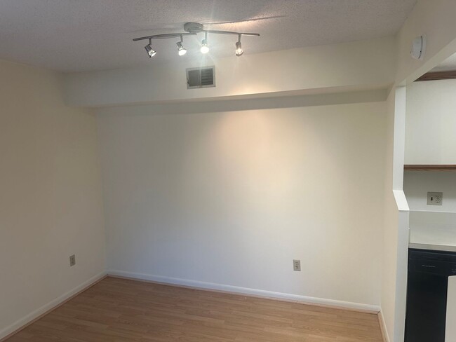 Building Photo - West End Condo--Great Location!