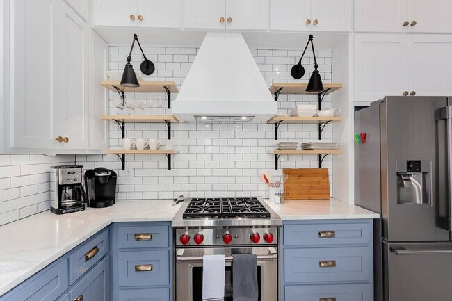 Building Photo - 319 NW A St