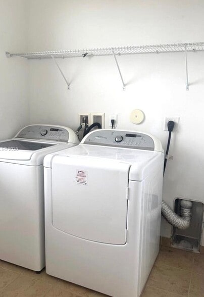 Building Photo - 9044 SW 39th St