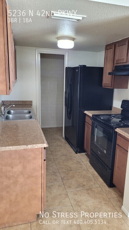 Building Photo - 3 Bed Town Home off 43rd Ave & Camelback Rd!