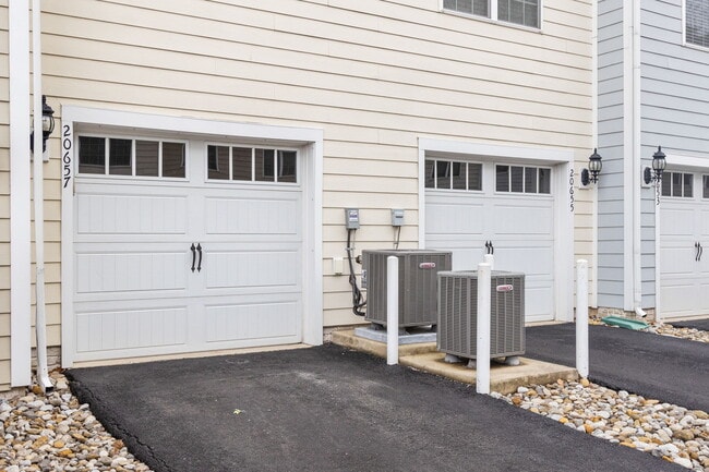 Building Photo - 20657 Sibbald Sq