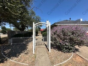 Building Photo - Spacious 2 Bed 2 Bath Duplex, washer/dryer...