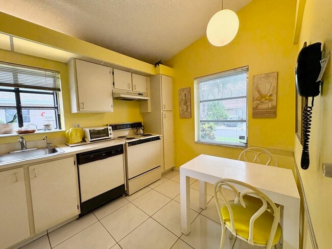Building Photo - 8279 Summerbreeze Ln