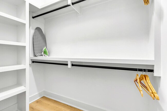 Building Photo - 554 Rosedale Ave