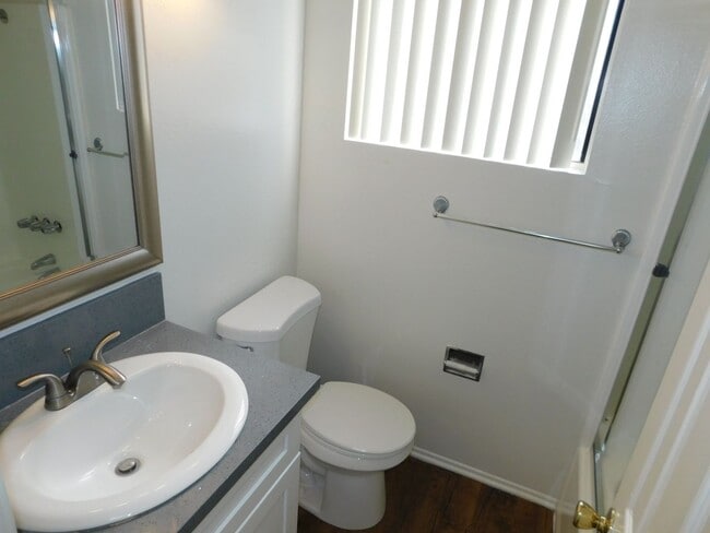 Building Photo - Lovely 2 BD 2.5 BA Two Story Townhouse