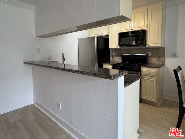 Building Photo - 7035 Woodley Ave