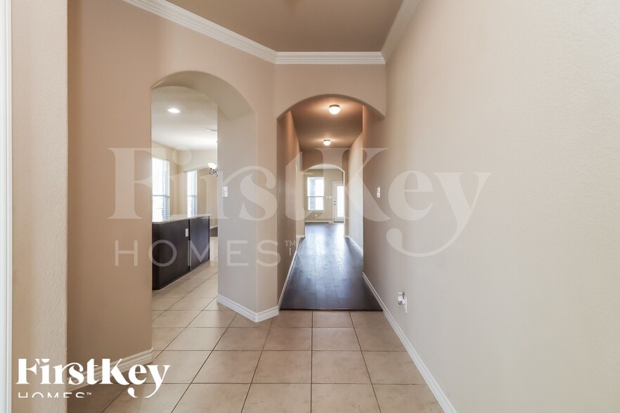 Building Photo - 1005 Destrehan Dr