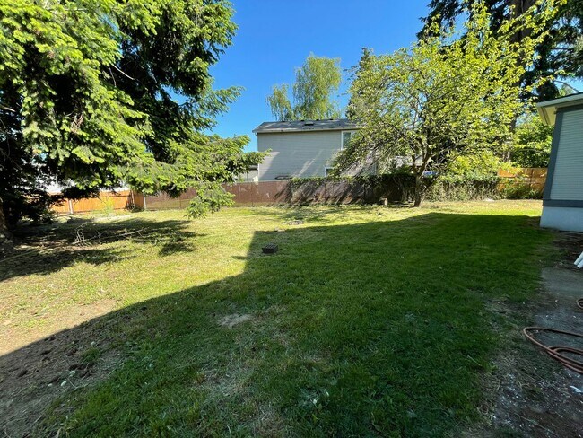 Building Photo - 4br/2ba house with fenced yard with detached garage