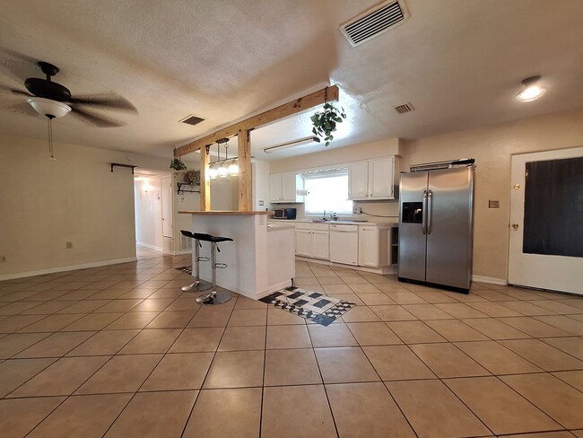 Building Photo - Stunning 4-Bedroom Home in Waterfront Esta...