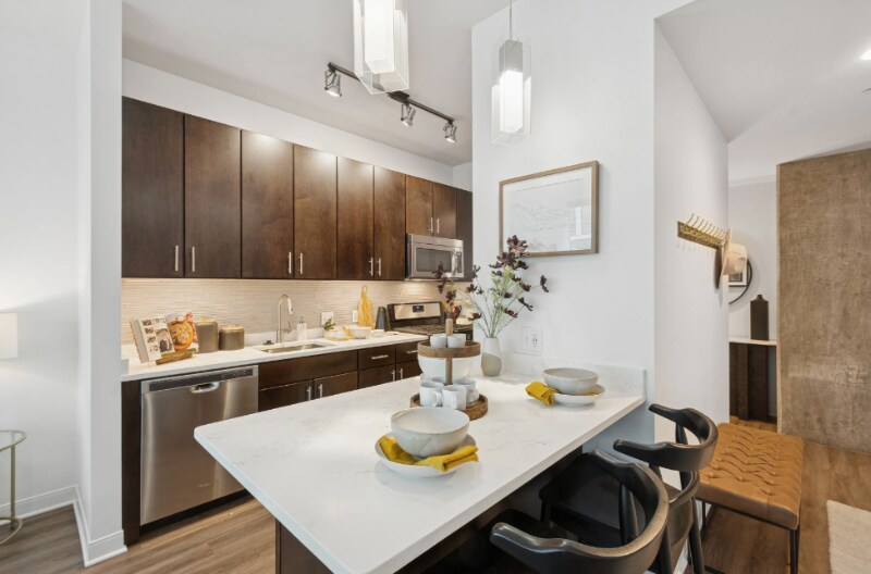 Building Photo - 938 W Lake St