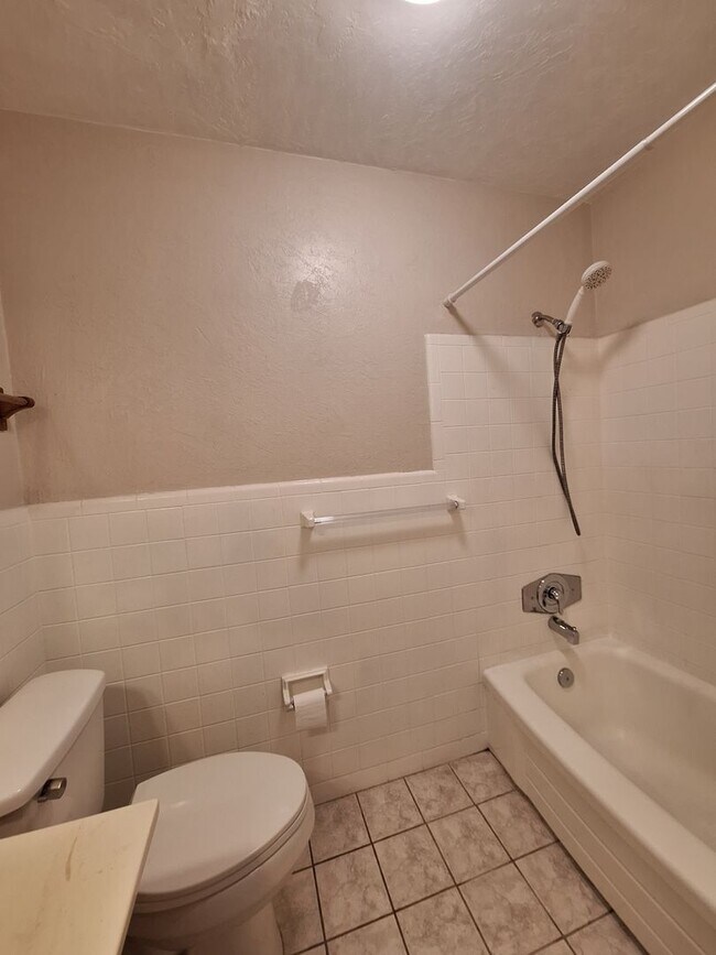 Building Photo - Stylish 4-Bedroom Belle Isle Retreat with ...