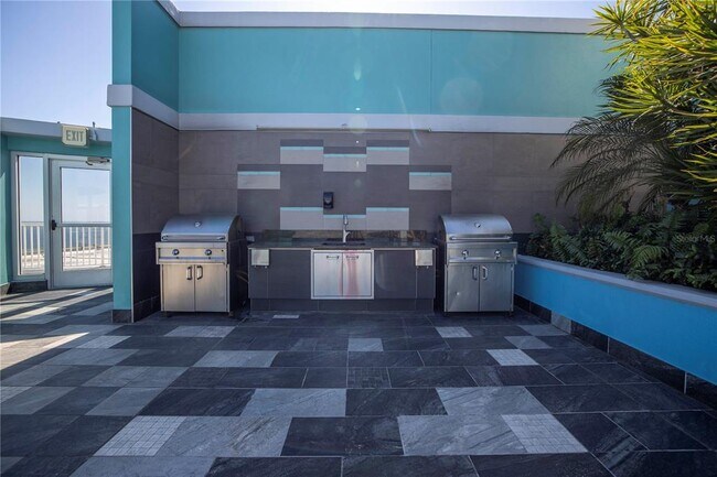 Building Photo - 1 Beach Dr SE