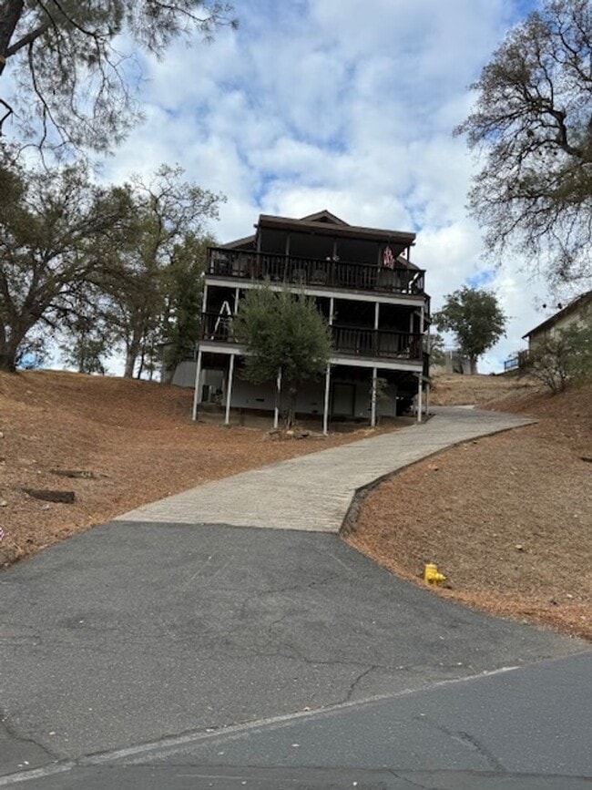 Building Photo - Cozy 3BD/2BA Furnished/Unfurnished Single-Family in Copperopolis with Lake Views!