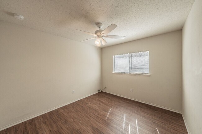 Building Photo - 10325 Bear Hollow Dr