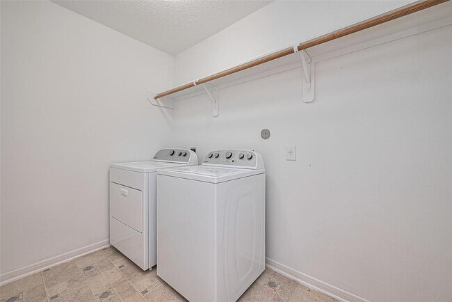 Building Photo - 12230 Hawthorne Hill Cir