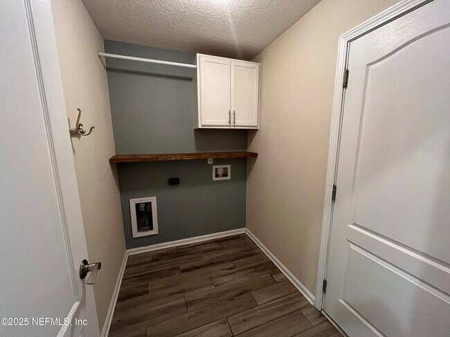 Building Photo - 2618 Salt Lake Dr