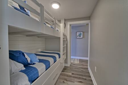 Building Photo - 9900 S Thomas Dr