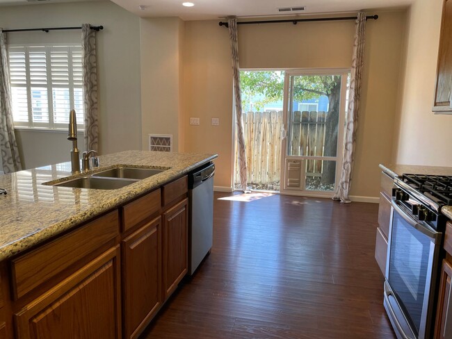 Building Photo - 2 Bedroom / 2.5 Bathroom Reno Home