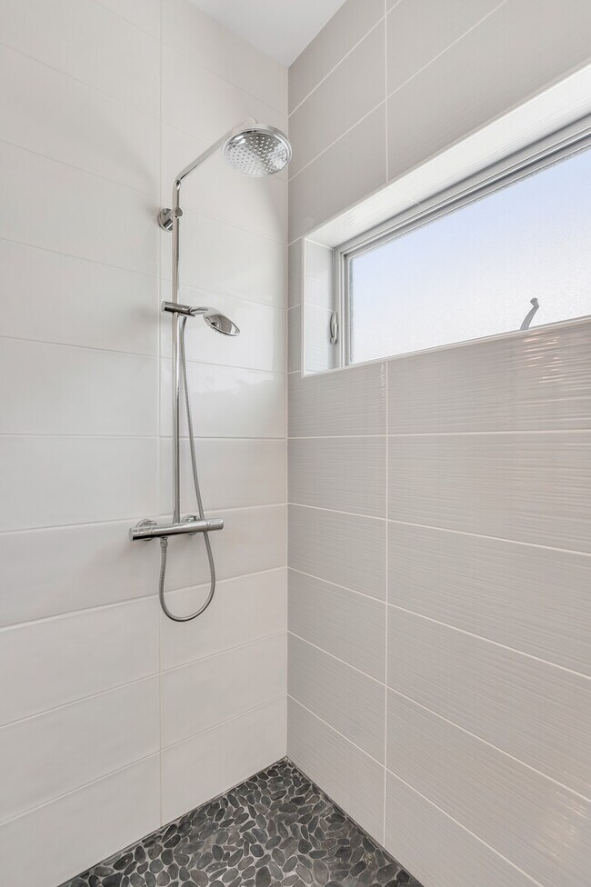 Building Photo - 905 Bay Point Dr