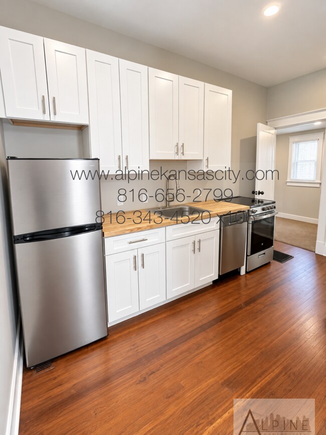 Building Photo - Cute HOUSE in Gillham Plaza, Gated Off Street Parking!