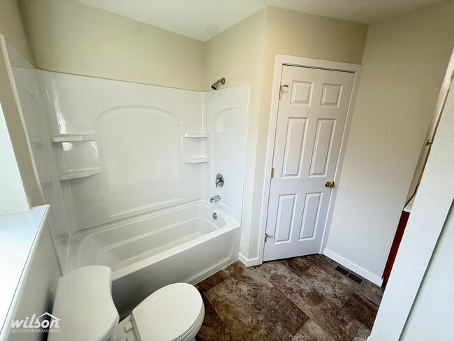 Building Photo - Updated 2 Bed /1 Bath Home with Spacious Yard!