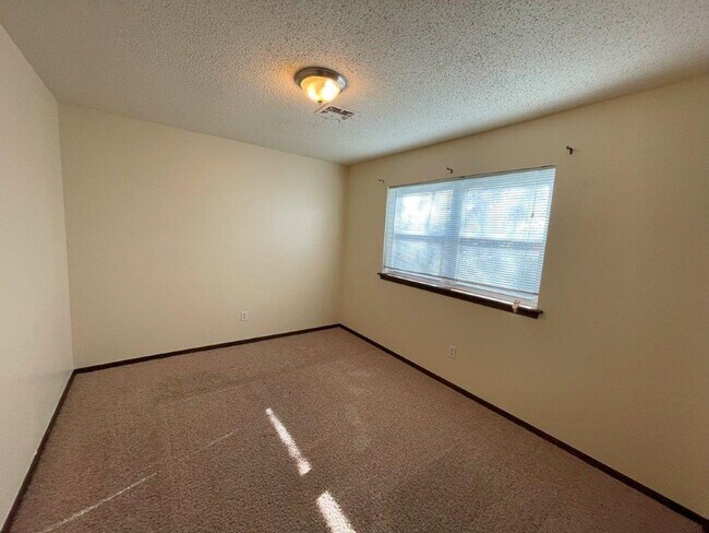 Building Photo - Beautiful 3 bed home for rent in Midwest C...