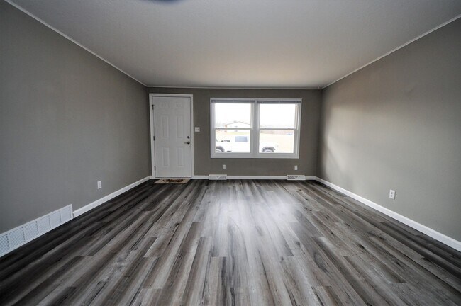 Building Photo - WAR: Granada Duplex - 309/311