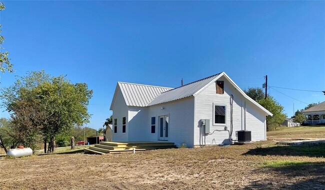 Building Photo - 305 Hall St