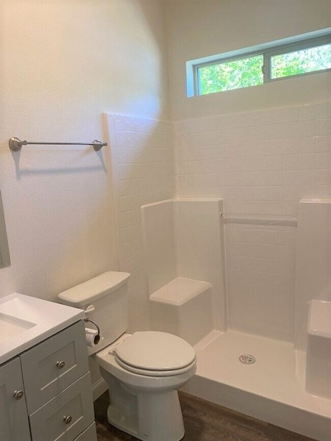 Building Photo - Charming Cottage Style Home!