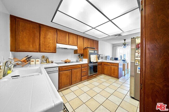 Building Photo - 421 S Van Ness Ave