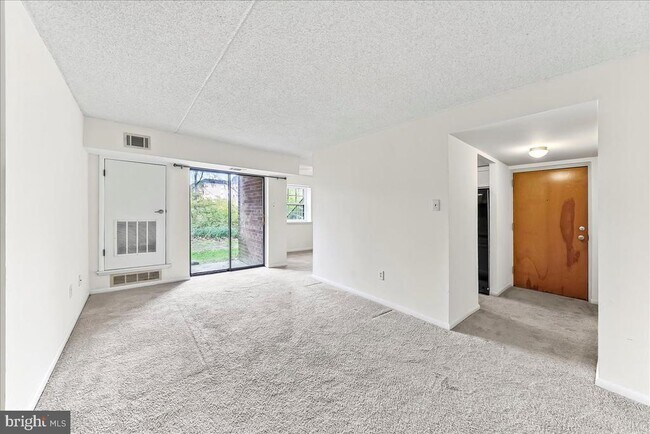 Building Photo - 3207 Valley Dr