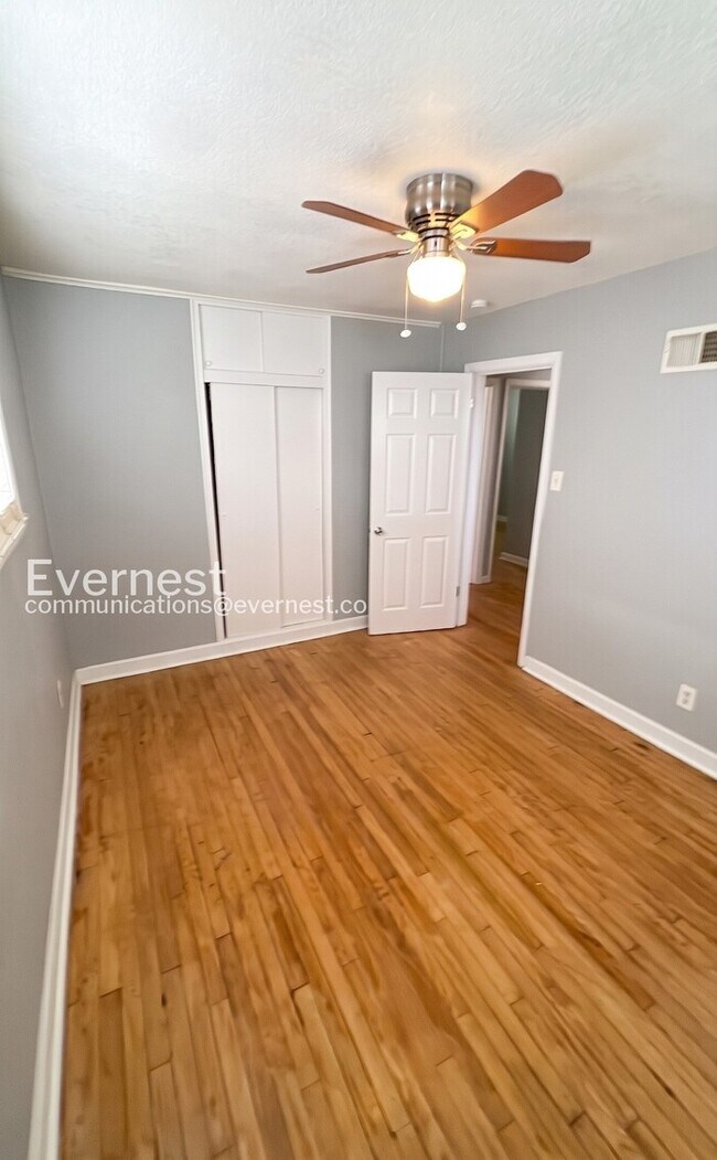 Building Photo - 3 Bed/1 Bath Home with Fenced Yard & Garage / Vouchers Accepted / Available Now!