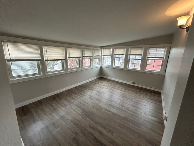 Building Photo - Walnut Street (246) - S