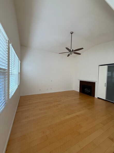 Building Photo - 556 Rocking Horse Dr