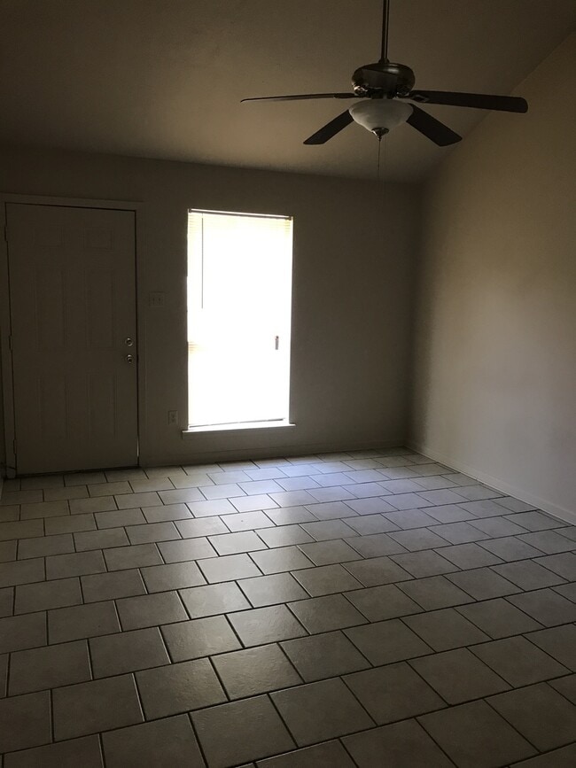Building Photo - Beautiful Clean 3 bedroom, 2 Full Baths to...
