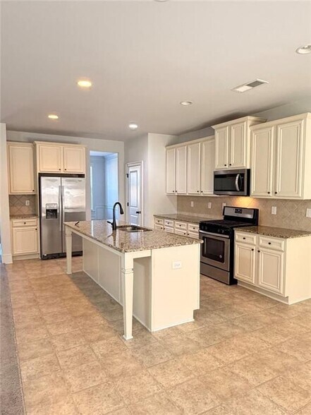 Building Photo - 235 Broadmoor Dr
