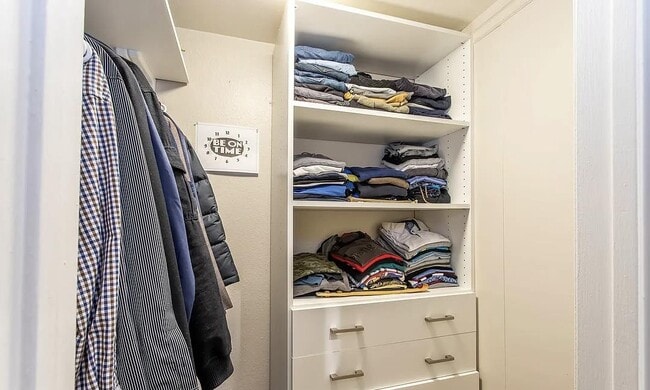 Building Photo - 8530 Holloway Dr