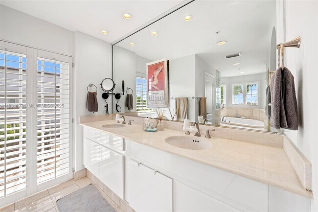 Building Photo - 1415 Sunset Harbour Dr