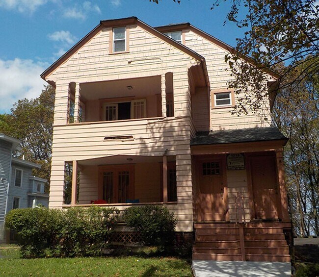 Primary Photo - Spacious 3 Bedroom Flat With Off-Street Pa...